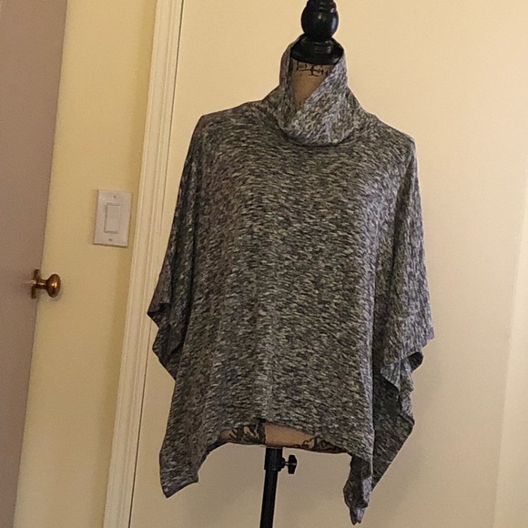 Sweaters - Black and white cape / poncho